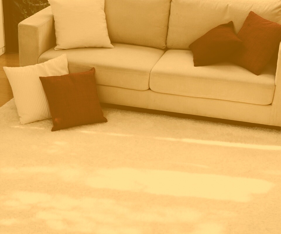 Диван с подушками обои