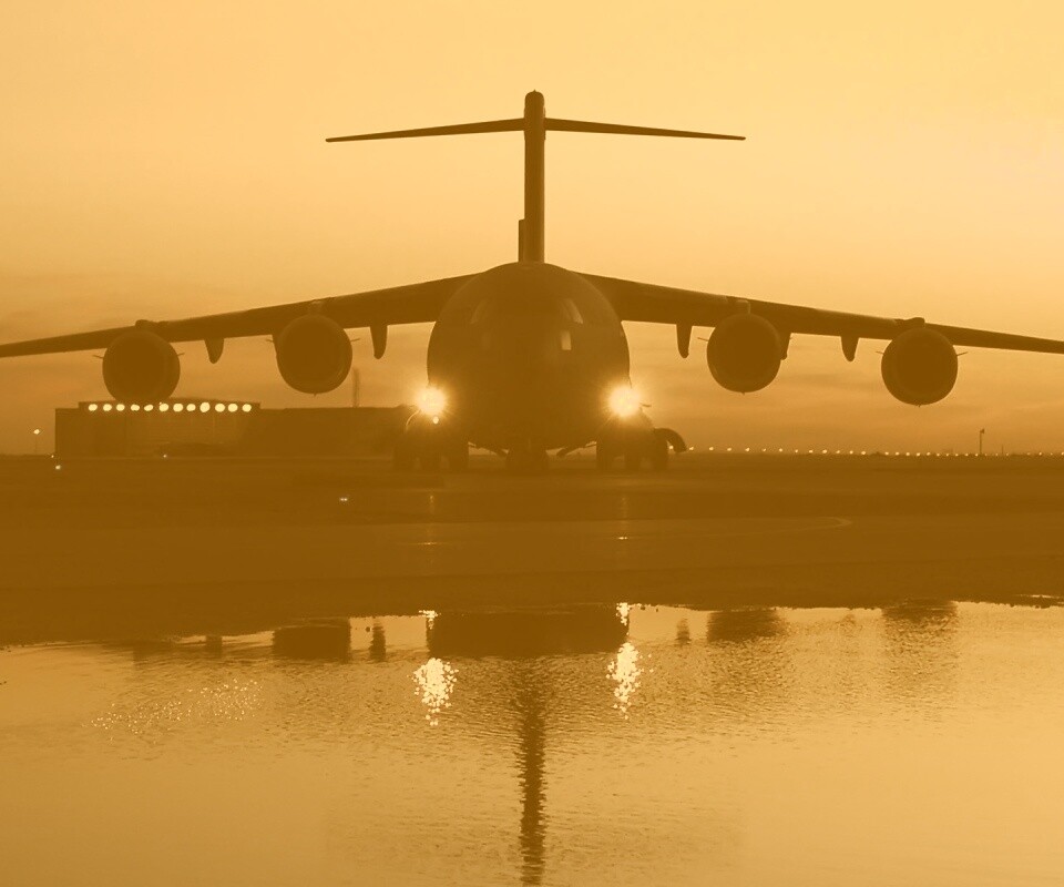 Самолет на взлетной полосе обои