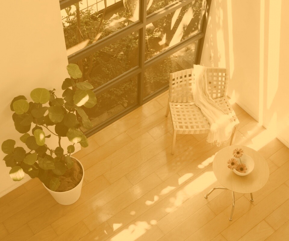 Стул, столик и цветы в комнате обои