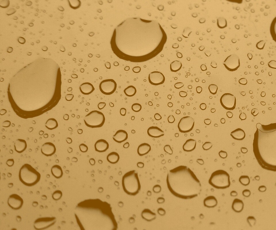 Капли воды на синем стекле обои