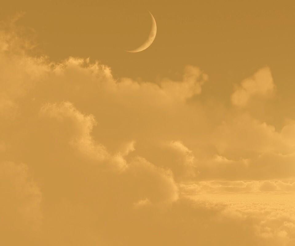 Закат и месяц над облаками обои