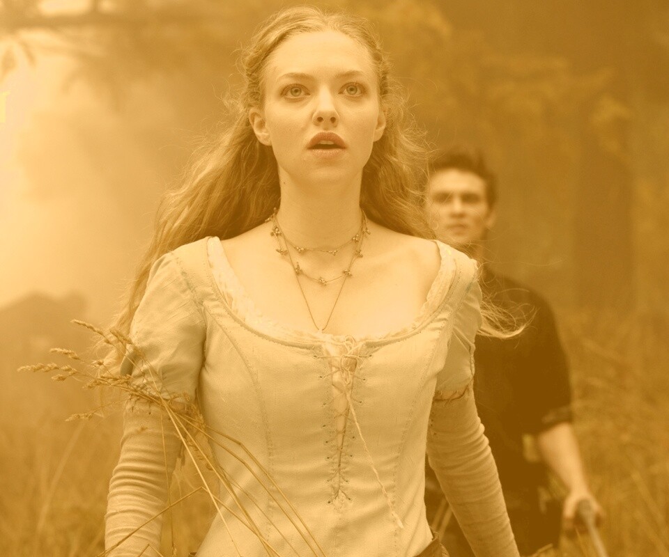 Аманда Сейфрид в Красной Шапочке обои