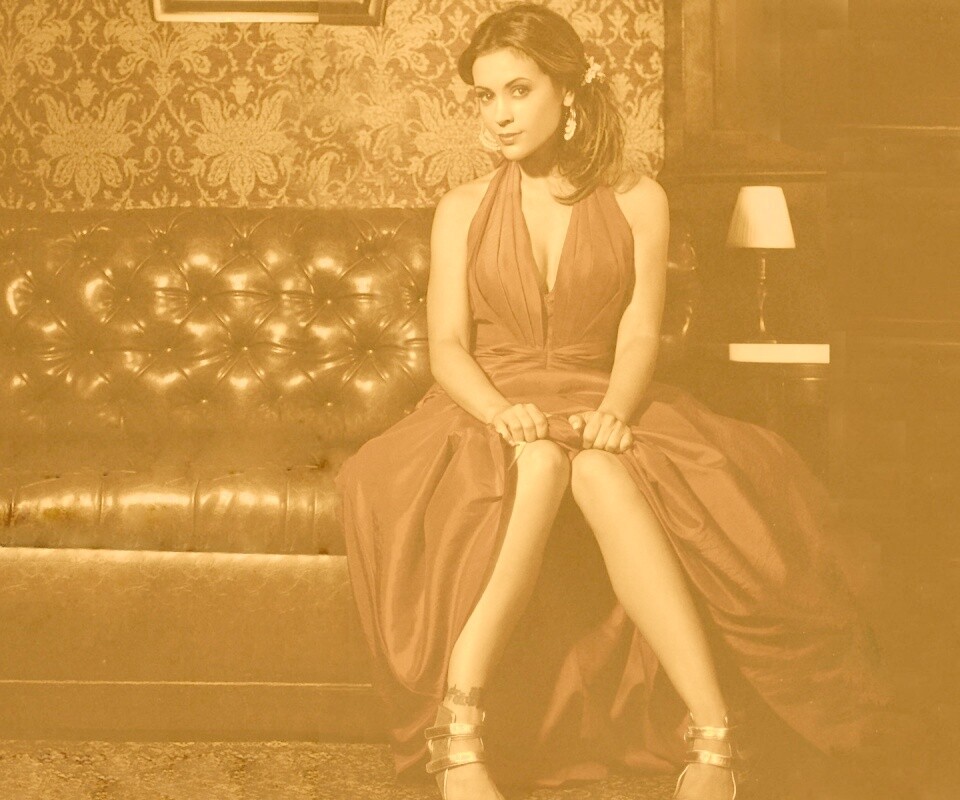 Алиса Милано в роскошном интерьере обои