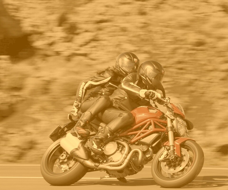 Байкер с девушкой на мотоцикле обои