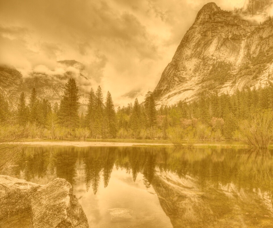 Красивый вид на маленькое горное озеро обои