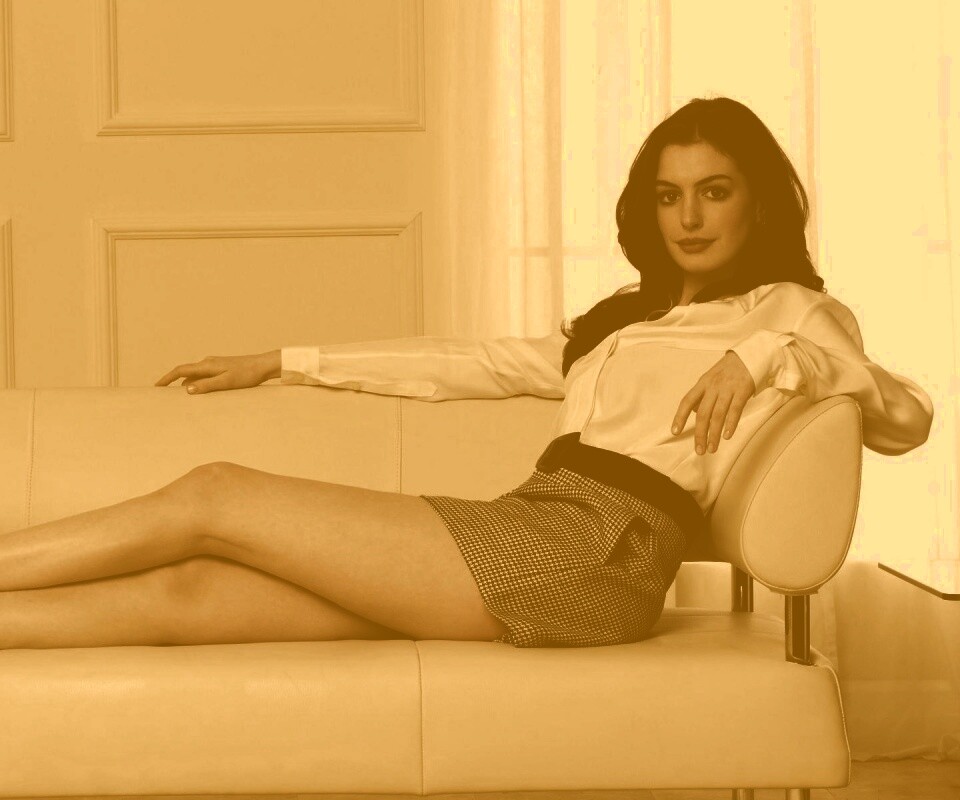 Энн Хетевей на диване обои