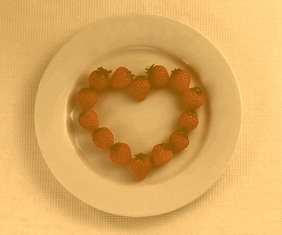 Тарелка с сердечком из клубники обои