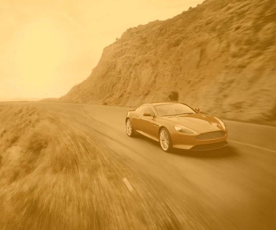 Aston Martin в горах обои
