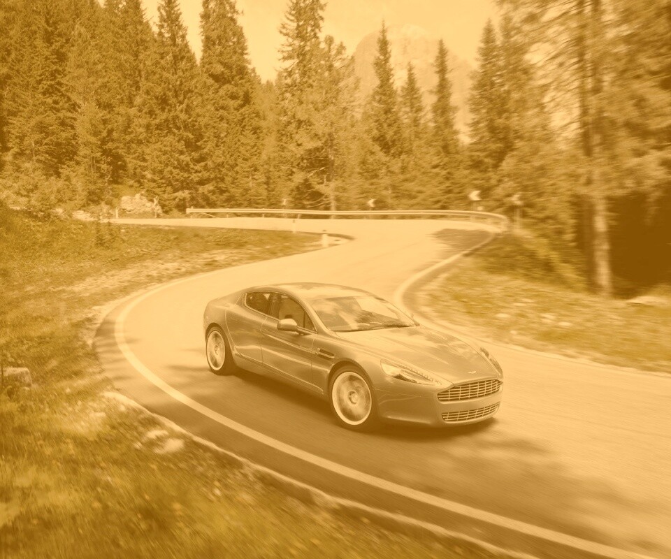 Астон мартин на лесной дороге обои