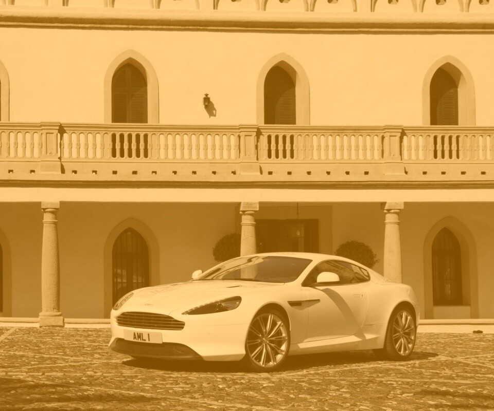 Астон Мартин в дворике дома обои