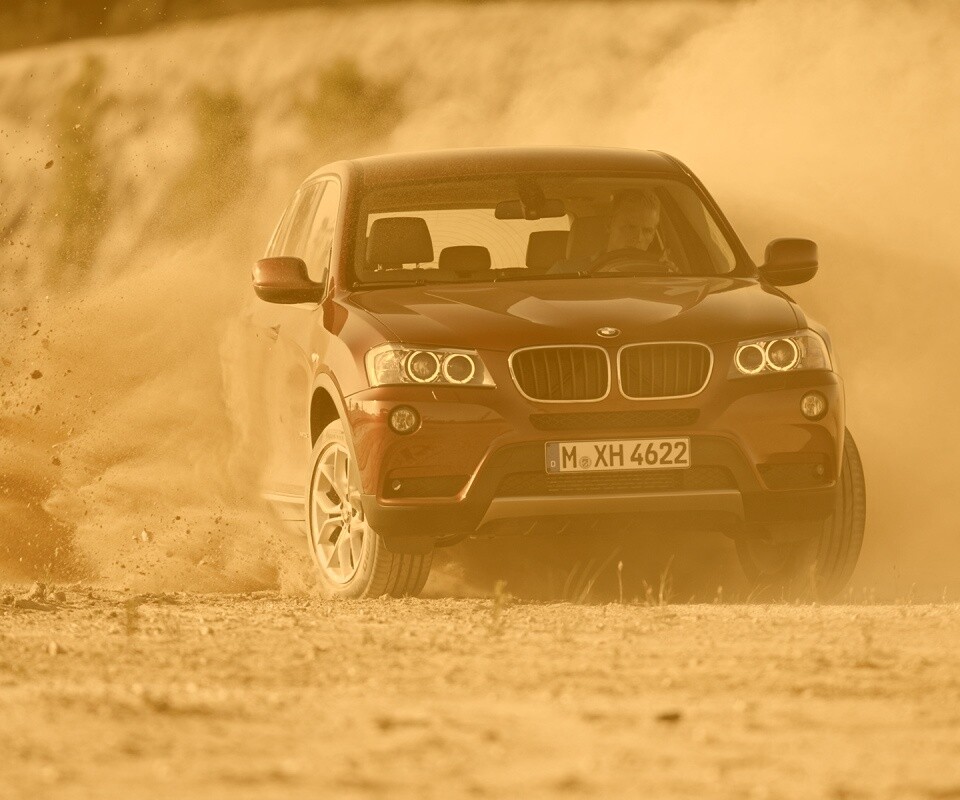 Кроссовер BMW в заносе обои