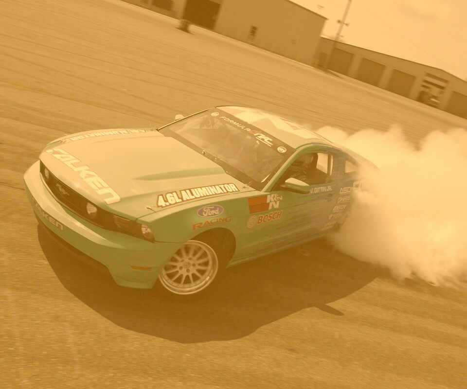 Мустанг дрифтует обои