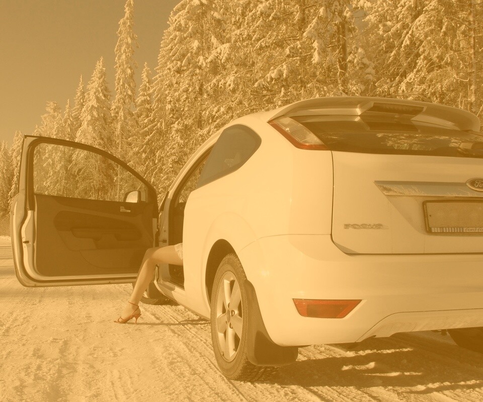 Девушка выходит из Ford Focus обои