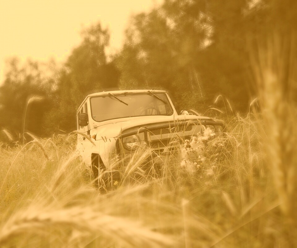 УАЗик в траве обои