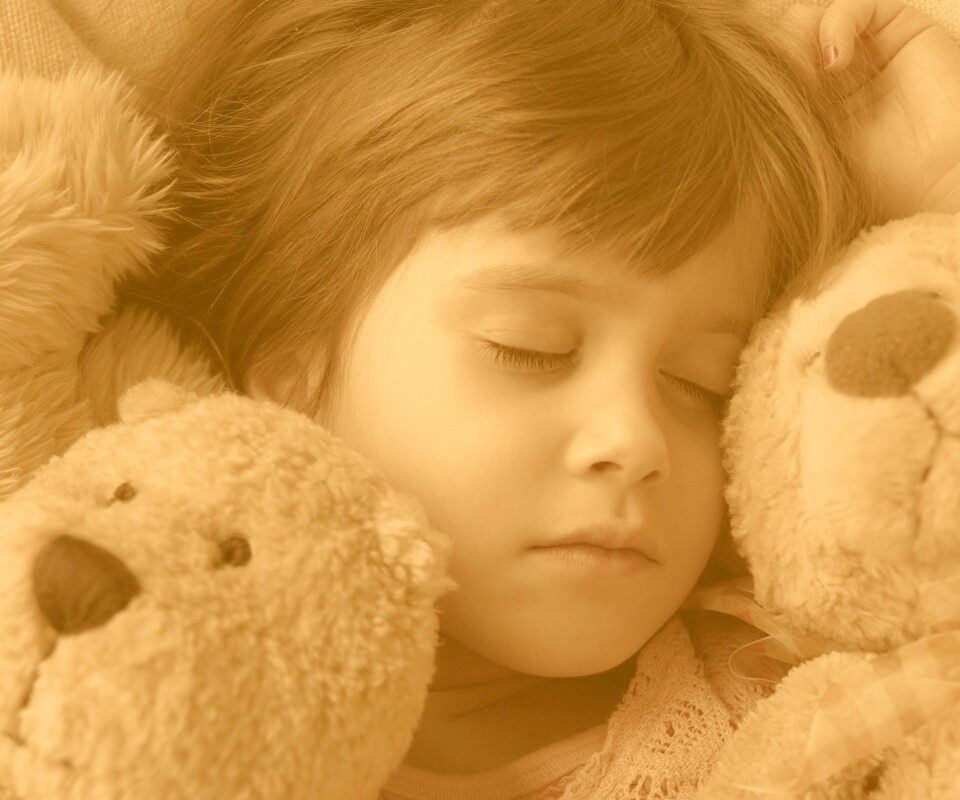 Девочка спит с мишками в обнимку обои