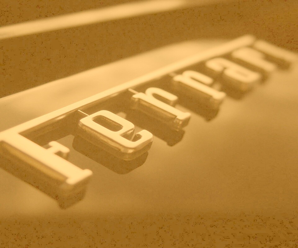 Хромированный логотип Ferrari обои