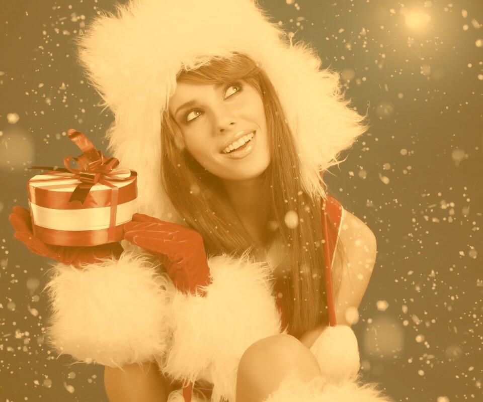 Девушка с новогодним подарком обои
