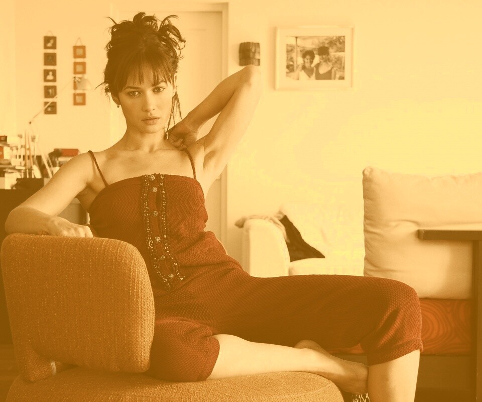 Ольга Куриленко на кресле обои