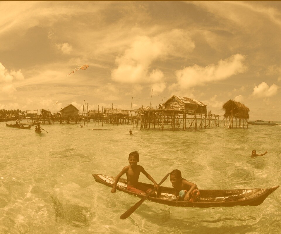 Дети в лодке у поселения туземцев обои