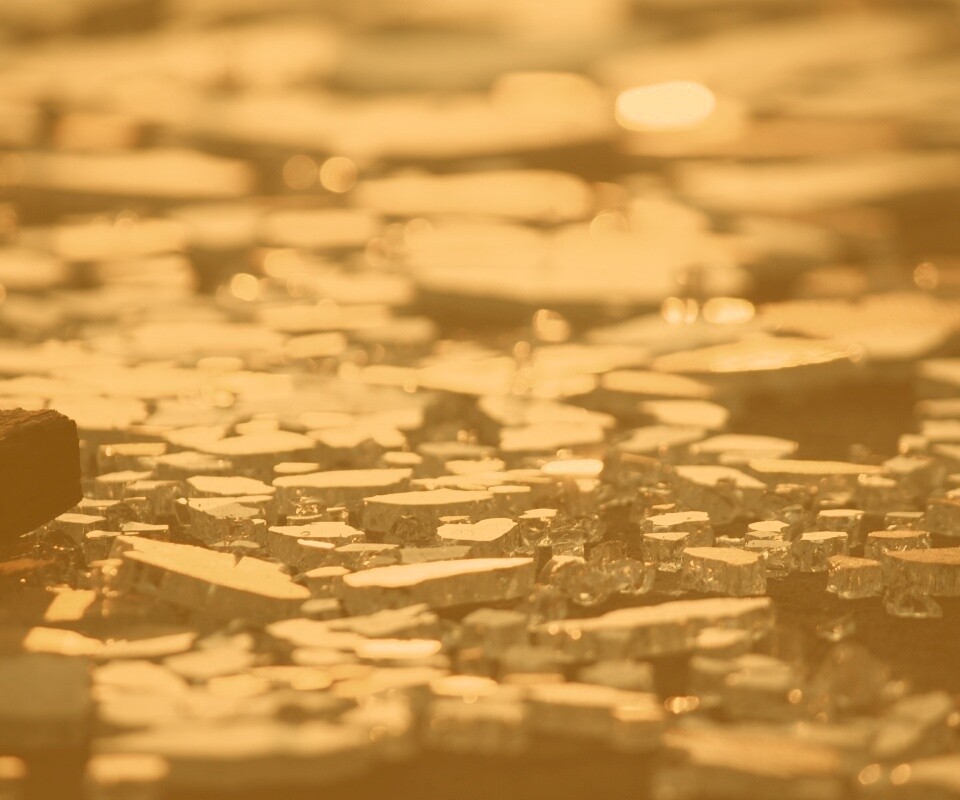 Битое стекло в лучах солнца обои