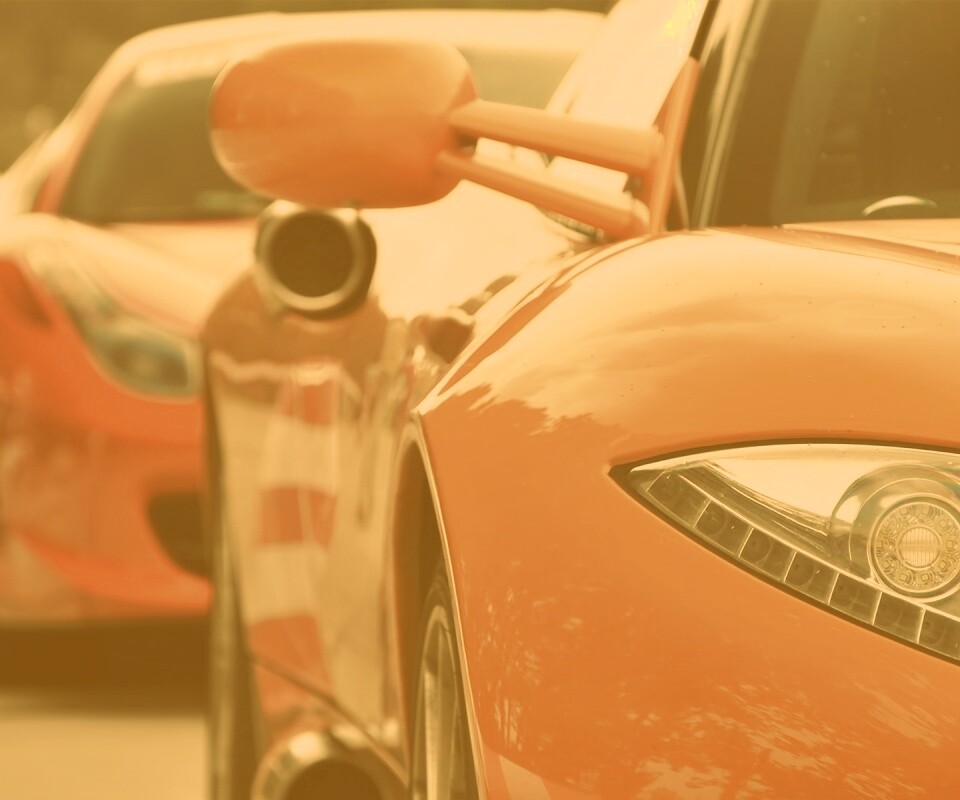 Череда красных автомобилей обои