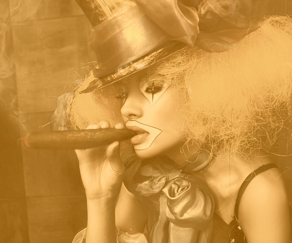 Девушка клоун курит сигару обои