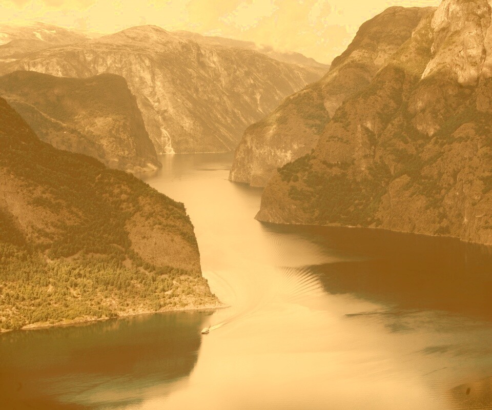 Лодка на реке среди высоких гор обои