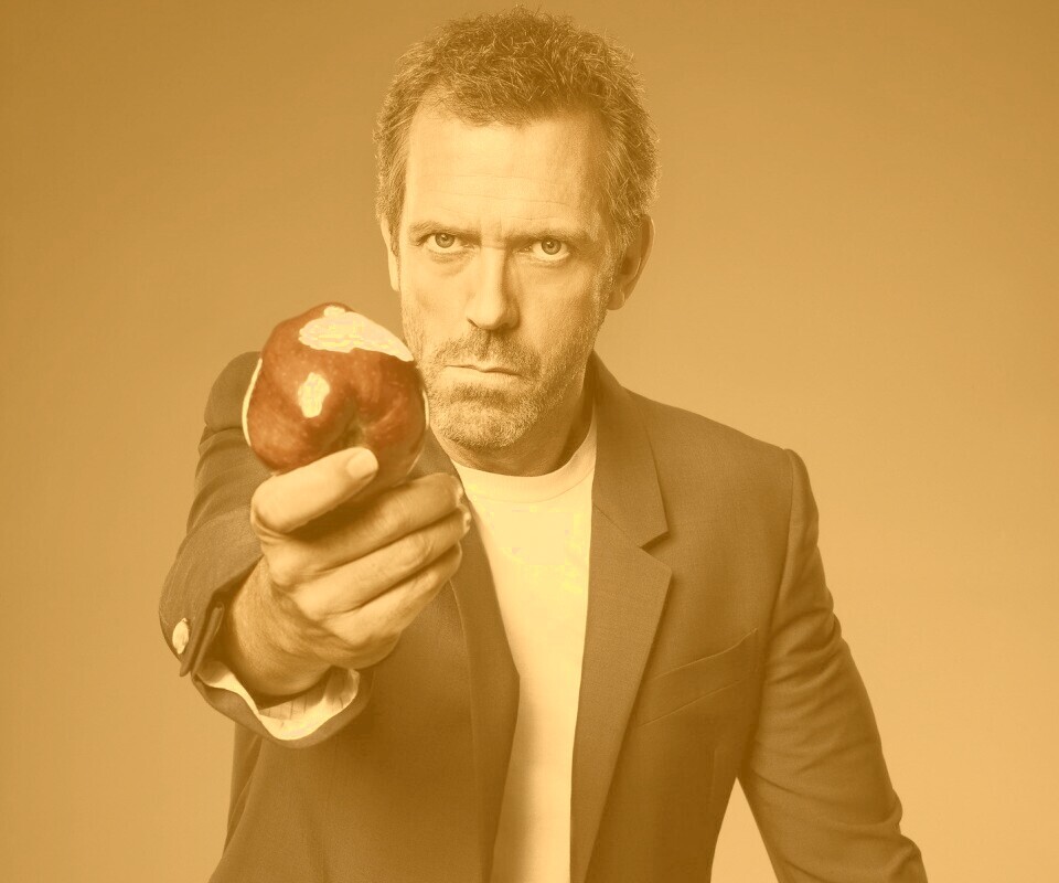 Доктор Хаус с яблоком в руке обои