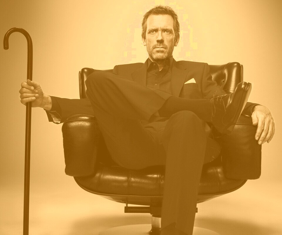 Хью Лори в кресле обои
