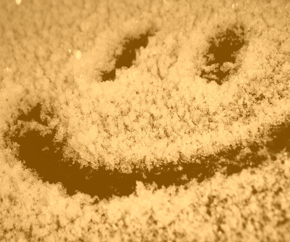 Смайлик на заснеженном стекле обои