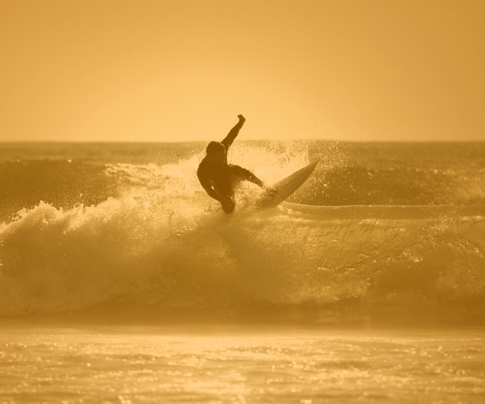 Сёрфер поймал волну обои
