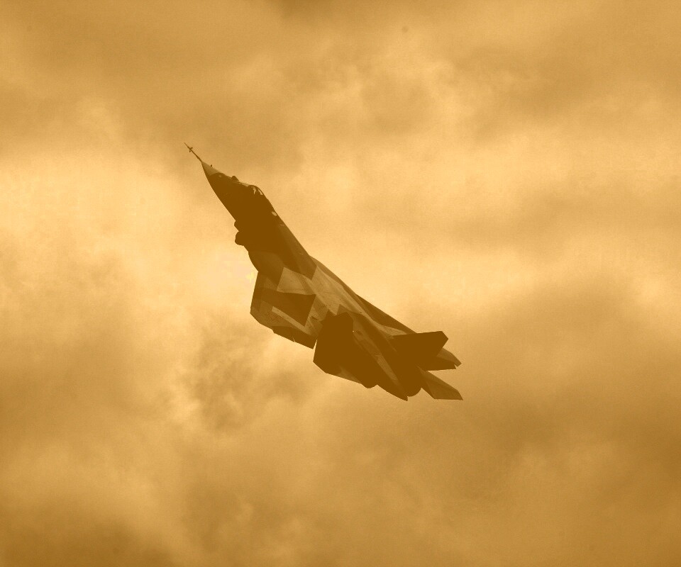 Истребитель взмывает вверх обои