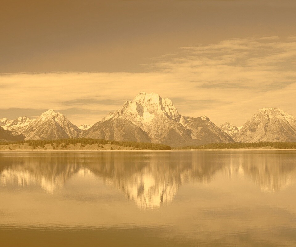 Вид на горы за озером обои