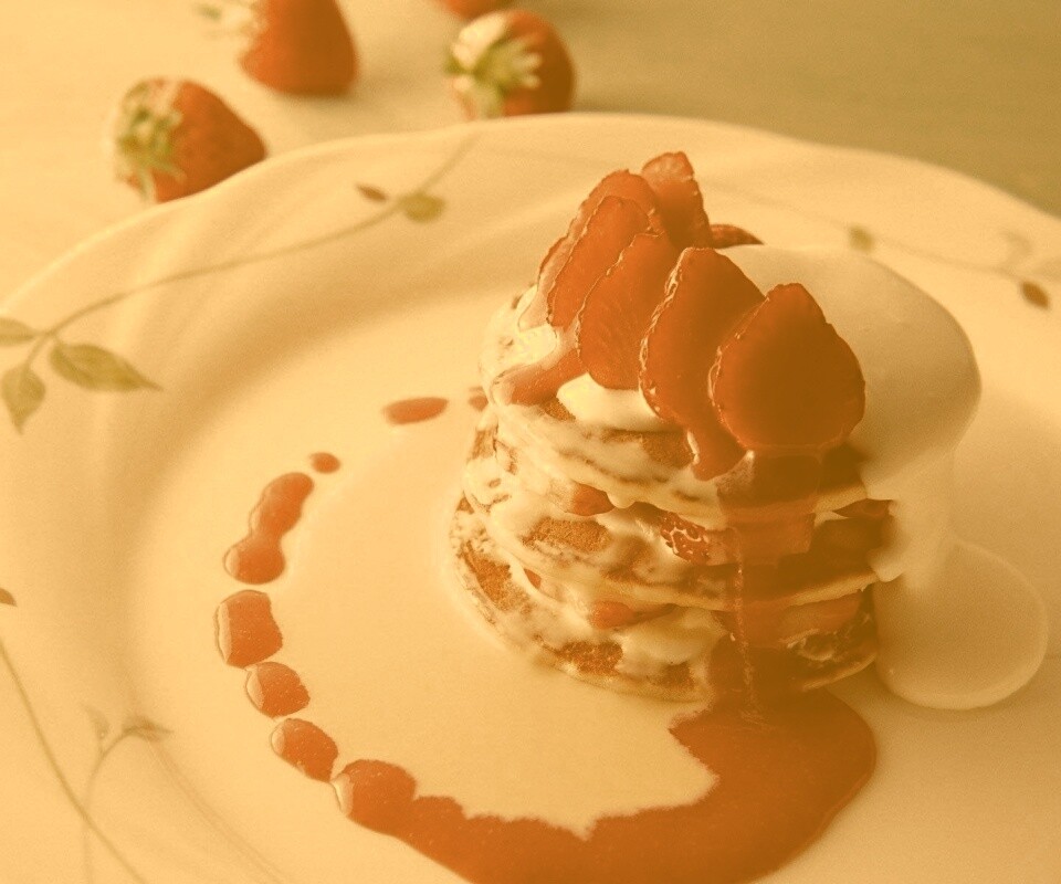 Блинчики с клубникой обои