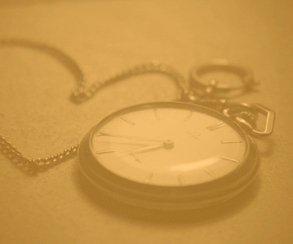 Часы на цепочке обои