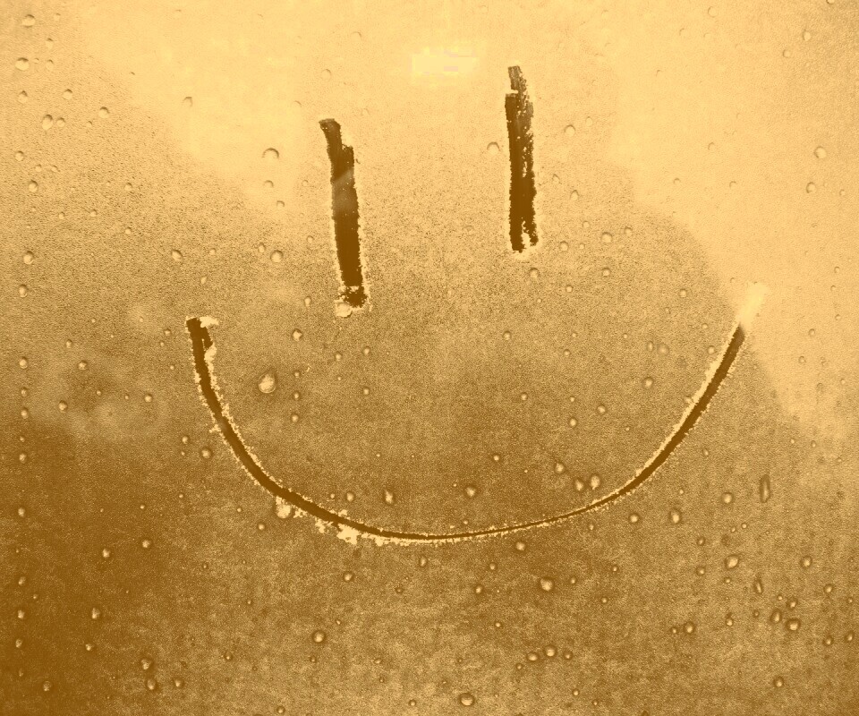 Улыбка на стекле обои