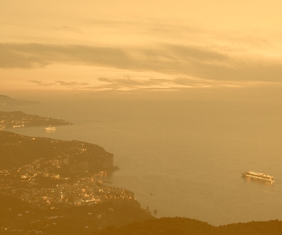 Городок у моря обои