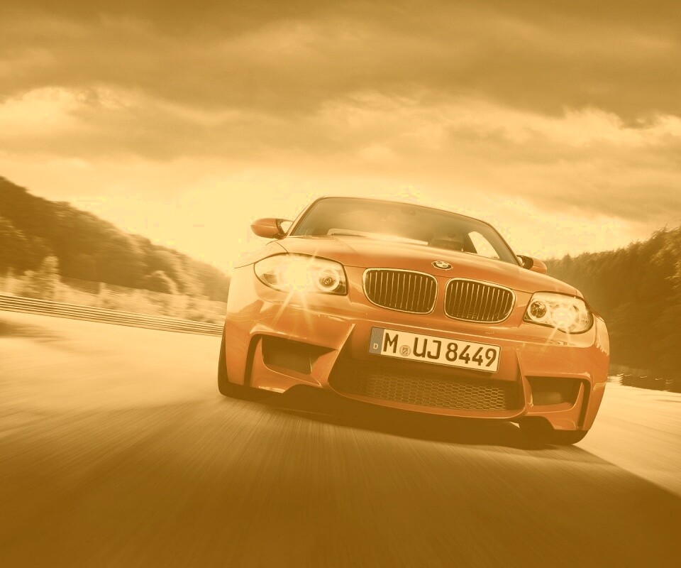 Оранжевый BMW M1 Coupe на треке обои