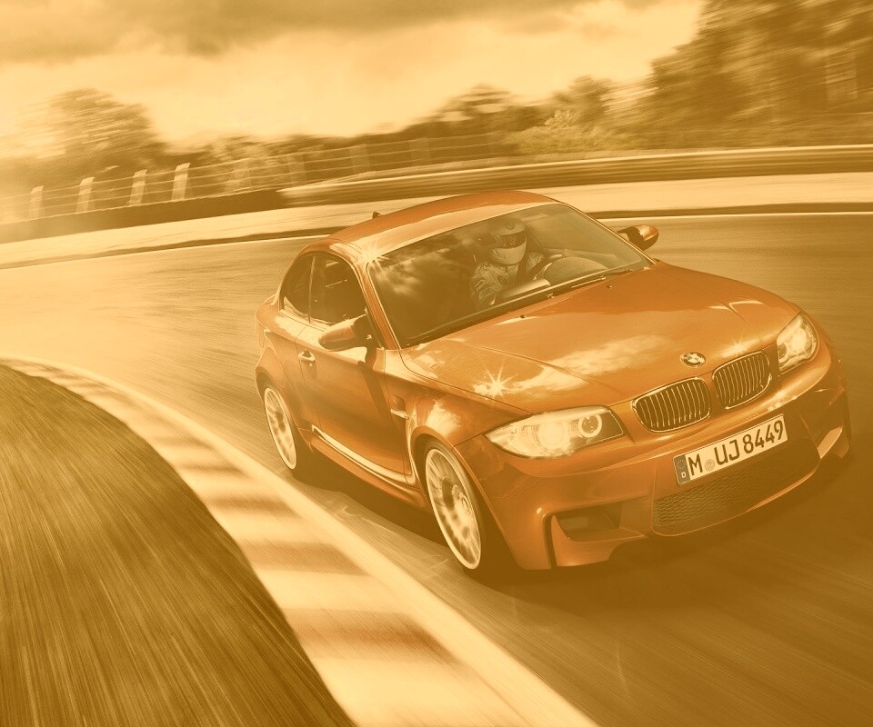 Гонщик за рулем BMW M1 обои