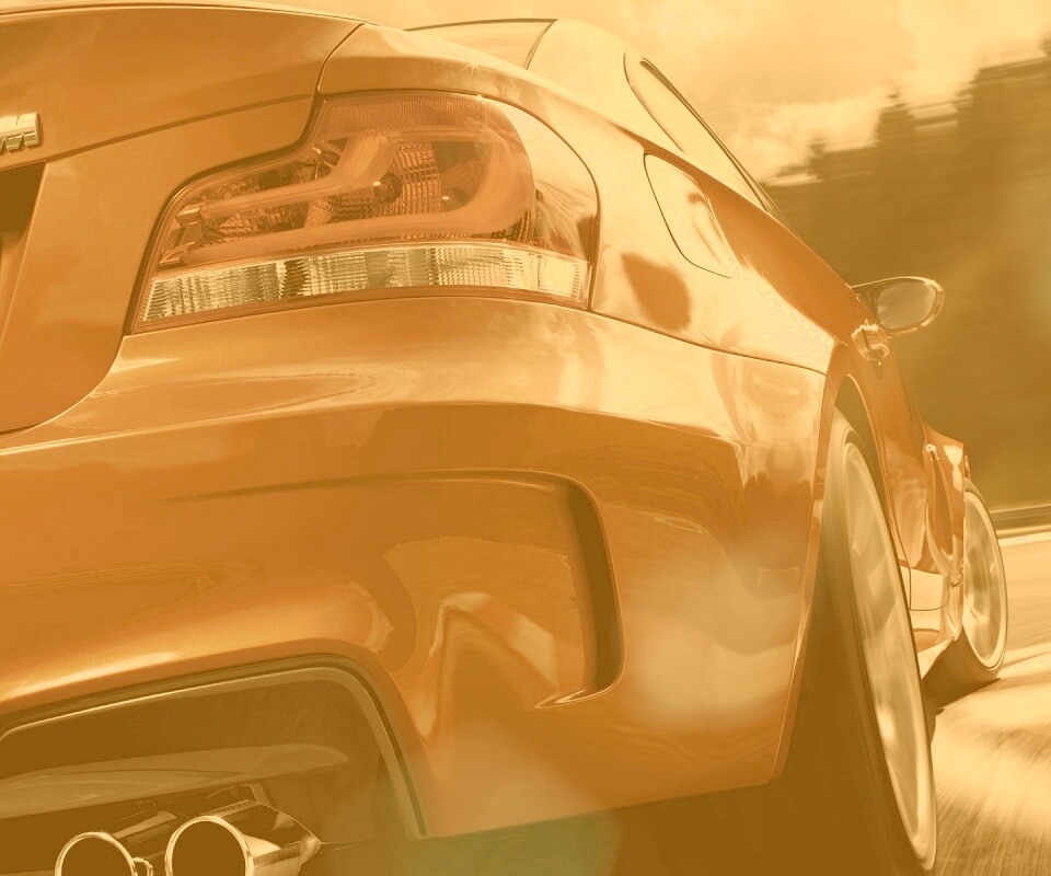 BMW входит в поворот на треке обои