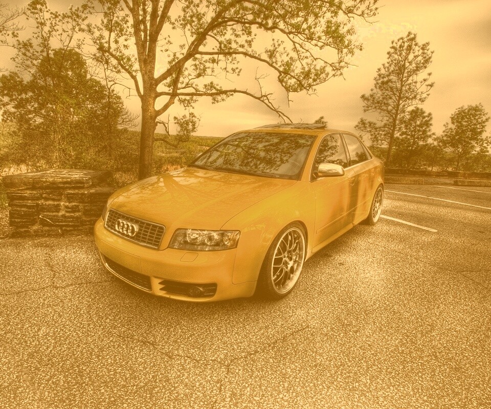 Желтый Ауди на дороге обои
