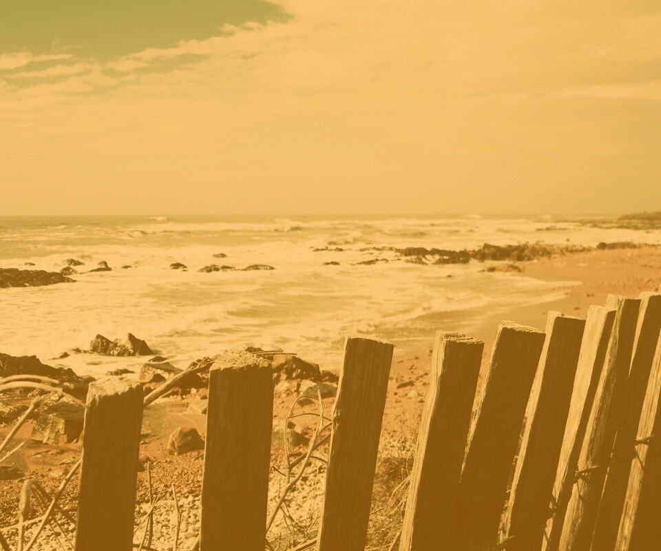 Закрытый пляж за забором обои