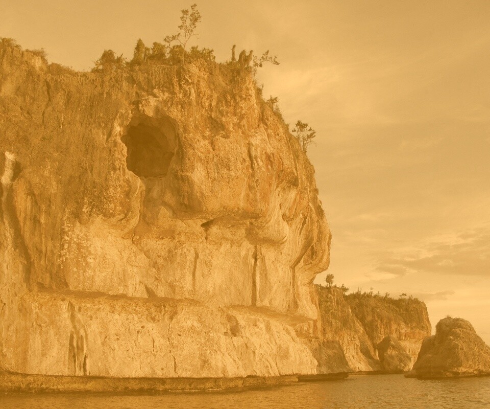Пещера в скале над морем обои