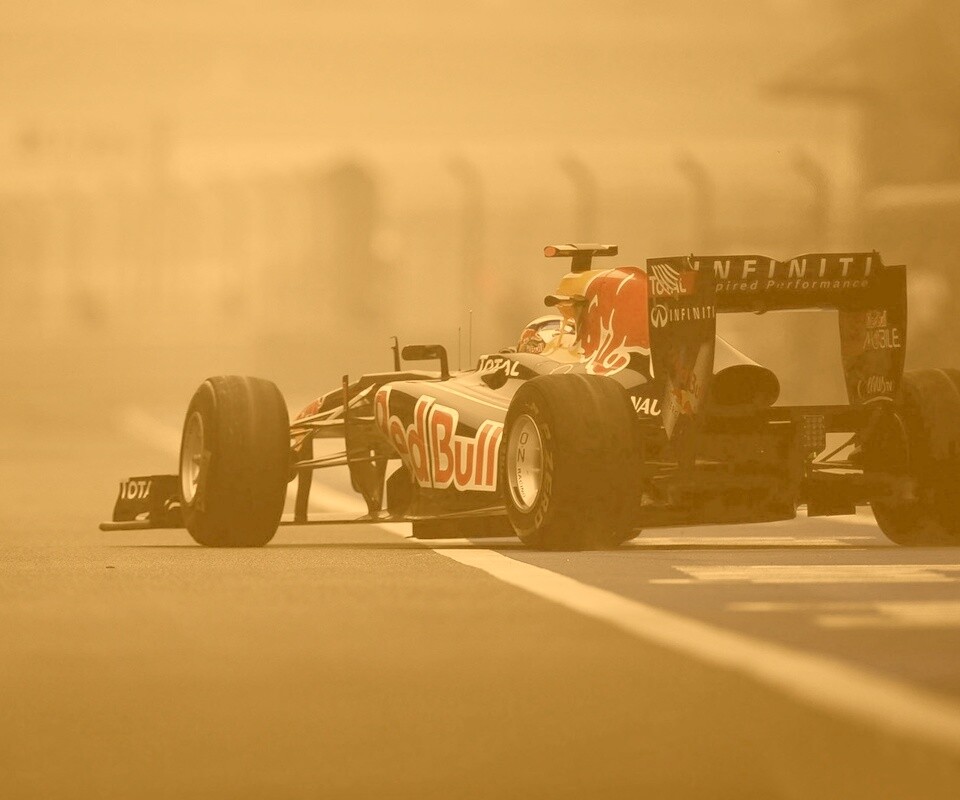 Болид выезжает на трассу обои