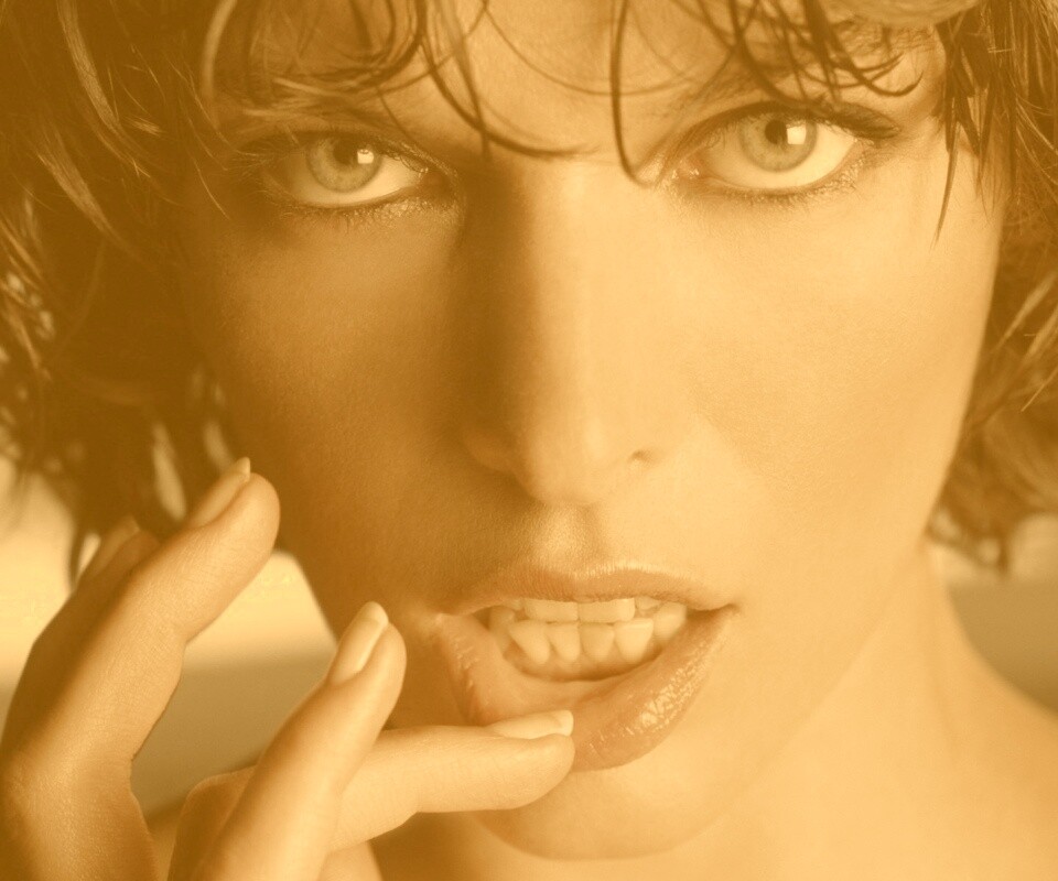 Мила Йововчи крупным планом обои