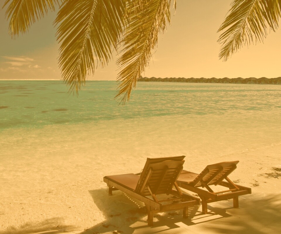 Шезлонги у самой воды обои