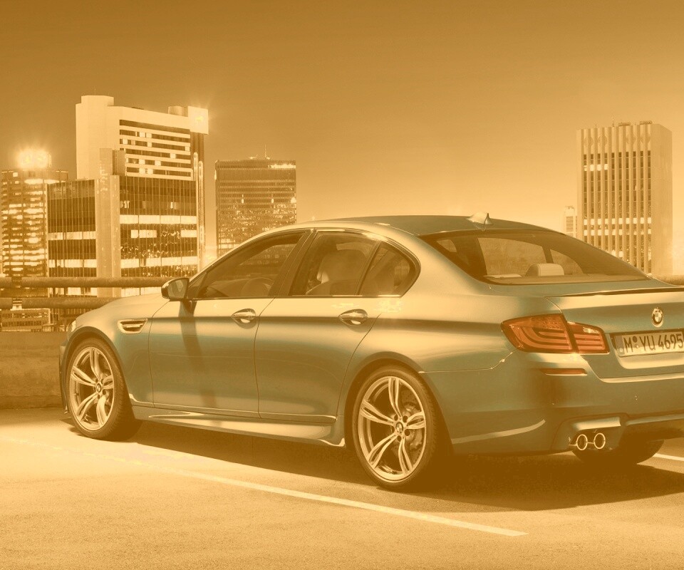 BMW F10 на городской парковке обои