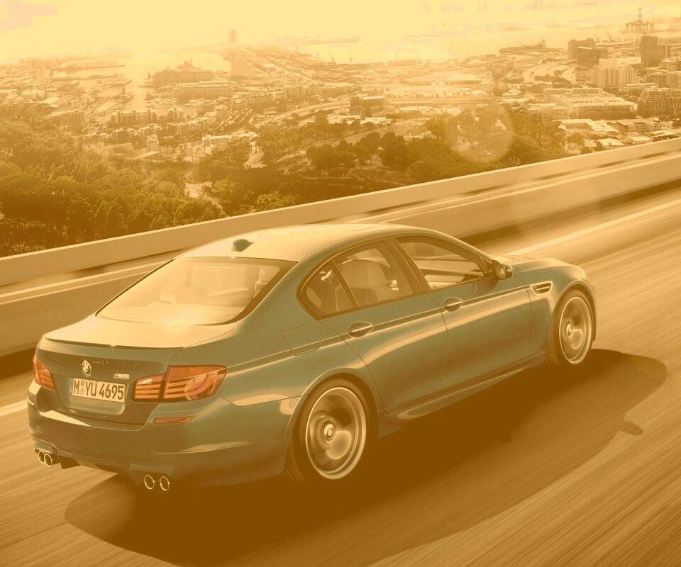 BMW F10 M5 на скоростной автостраде обои