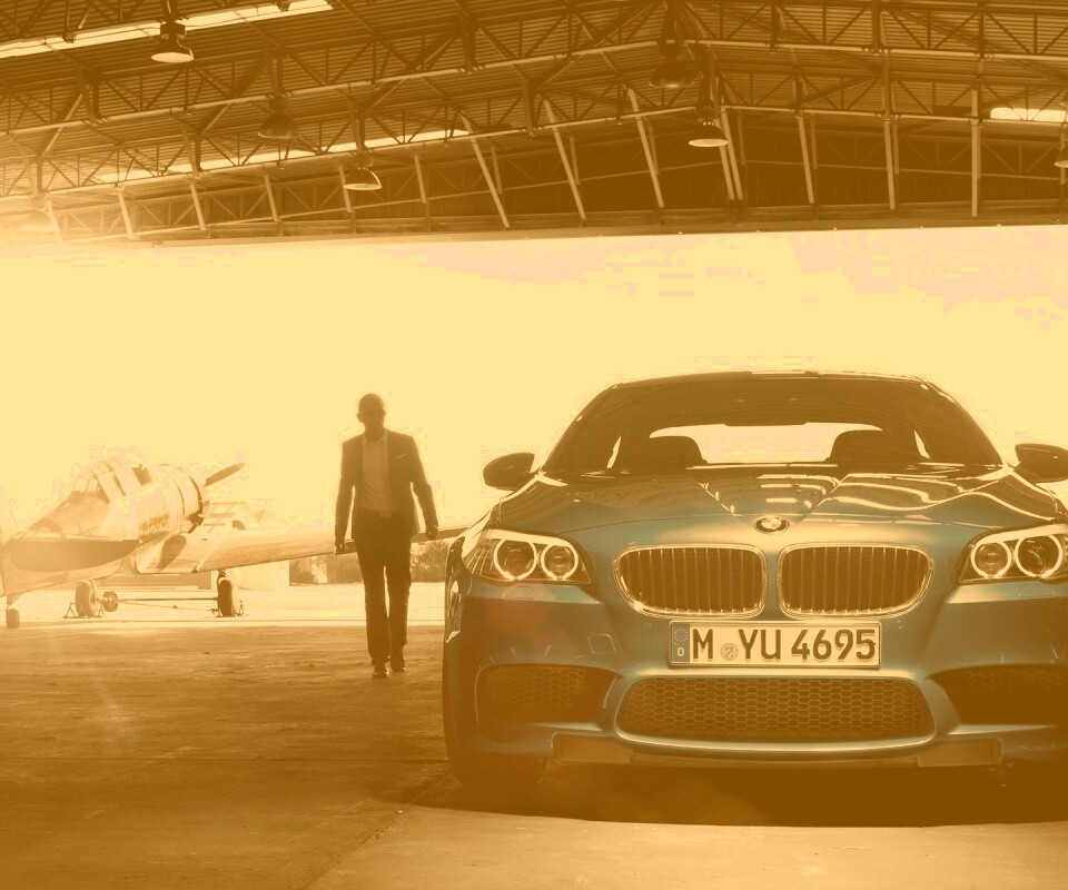 BMW F10 в ангаре обои