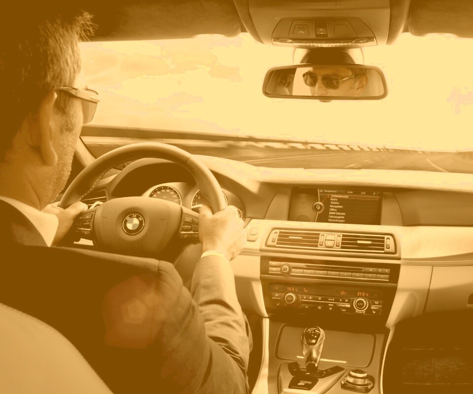 За рулём BMW F10 обои